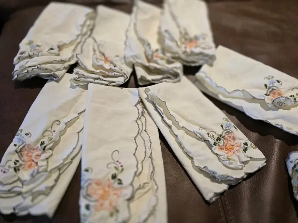 Vtg Scalloped Embroidered Table Set Runner Placemats Napkins